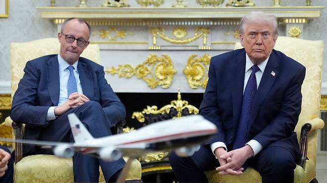 백악관에서 만난 트럼프 대통령과 메르츠 독일 총리(왼쪽)