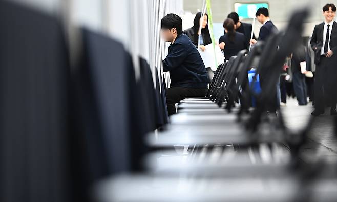 지난 9일 경기 수원시 영통구 수원컨벤션센터에서 열린 2026 수원시 일자리박람회를 찾은 구직자가 취업상담을 하고 있다. 뉴시스
