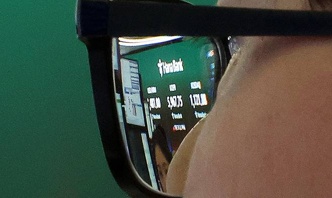 14일 서울 중구 하나은행 딜링룸에서 지수가 딜러 안경에 비치고 있다. 뉴시스