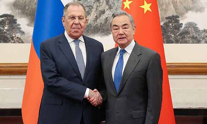 지난 14일 세르게이 라브로프 러시아 외무장관과 왕이 중국 외교부장이 베이징에서 회담 중 악수하는 모습. AFP연합뉴스