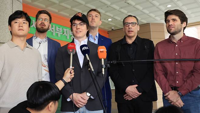 15일 서울 서부지법에서 조니 소말리 선고공판을 지켜본 유투버, 교수 등 외국인 방청객들이 법정구속에 환영의 뜻을 밝히고 있다. 연합뉴스