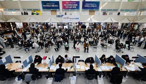 인천시 천원주택 예비 입주자들이 지난달 인천시청 중앙홀에서 입주 신청을 하고 있다. 천원주택은 하루 임대료 1000원, 월 3만원으로 전세임대주택을 제공하는 인천형 저출산 주거정책으로, 결혼 7년 이내 신혼부부 또는 신생아 가구 등이 대상이다.  인천시 제공