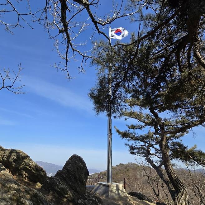 모락산 정상 국기봉에서 펄럭이는 태극기