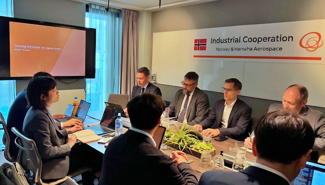 8일(현지시간) 노르웨이 오슬로에서 한화에어로스페이스 관계자들이 노르웨이 방산기업 아코디스(Akkodis) 측과 킥오프 미팅을 열고 천무 사업 협력 방안을 논의하고 있다. 한화에어로스페이스 제공