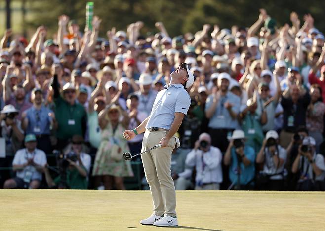 로리 매킬로이가 12일(현지 시간) 미국 조지아주 오거스타의 오거스타내셔널 골프클럽에서 열린 마스터스에서 우승한 뒤 포효하고 있다. UPI연합뉴스