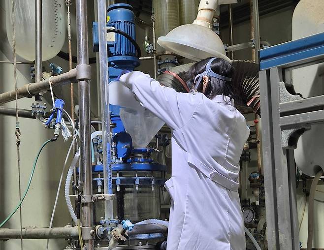 인천 플라시클 연구소에서 한 연구원이 폐플라스틱 재활용 공정을 진행하고 있다. 사진 제공=플라시클