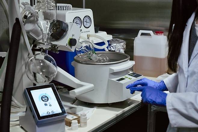 인천 플라시클 연구소에서 한 연구원이 폐플라스틱 재활용 공정을 진행하고 있다. 사진 제공=플라시클