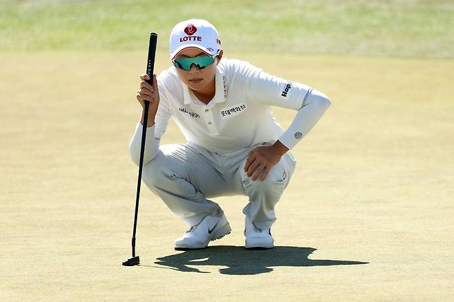 그린 경사를 파악하고 있는 김효주. 사진 제공=AFP연합뉴스