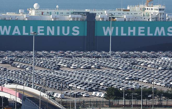 경기도 평택항에 수출용 자동차가 세워져 있는 모습 &copy;연합뉴스