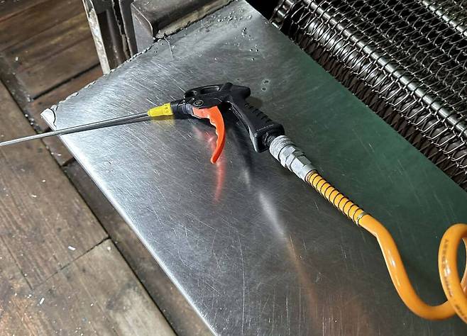 15일 경찰에 따르면, 경기남부경찰청 광역수사대는 화성시 만세구 향남읍 소재 도금업체 대표인 60대 A씨를 특수상해 혐의로 입건했다. 본인 업체서 일하던 외국인 노동자의 신체에 에어건을 분사해 장기 파열 등 상해를 입힌 혐의다.&nbsp; ⓒ피해자 측 조영관 변호사 제공