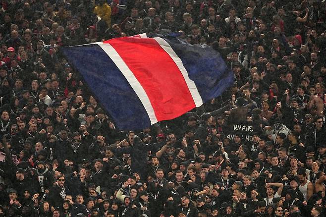 PSG가 15일(한국시간) 영국 안필드에서 열린 리버풀과 UCL 2차전 원정 경기서 2-0으로 이겨 대회 4강 진출에 성공하자 이날 현장을 찾은 팬들은 아낌없는 박수를 보냈다. 리버풀│AP뉴시스