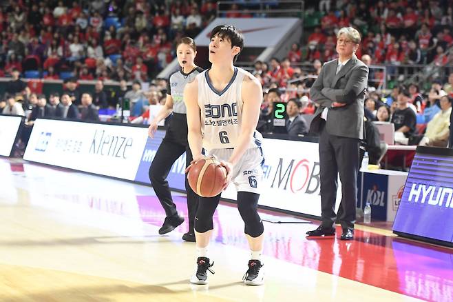 소노는 ‘2025~2026 LG전자 프로농구’ SK와 6강 PO서 3점슛 성공률을 높이며 양궁농구의 진수를 선보이고 있다. 사진은 소노 에이스 이정현(6번). 사진제공｜KBL