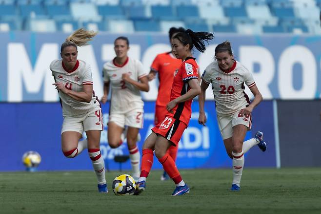 여자축구대표팀 강채림(가운데)이 15일(한국시간) 아레나 판테날서 열린 캐나다와 FIFA 시리즈 2026 2차전 도중 패스하고 있다. 사진제공｜대한축구협회