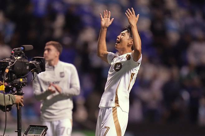 LAFC 손흥민(오른쪽)이 15일(한국시간) 멕시코 푸에블라에서 펼쳐진 크루스 아술과 북중미 챔피언스컵 8강 2차전 원정경기에서 1-1로 비겨, 대회 4강행을 확정한 뒤 원정팬들을 향해 포효하고 있다. 푸에블라｜AP뉴시스