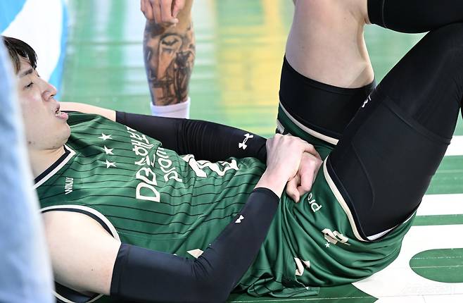 올해 1월 대구 한국가스공사와 경기 도중 다친 왼쪽 발목을 잡고 있는 DB 강상재. 사진제공｜KBL