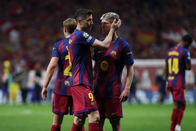 바르셀로나 레반도프스키가 15일 유럽챔피언스리그 4강행에 실패한 뒤 아쉬워하는 동료 다니 올모를 위로하고 있다. AFP연합뉴스