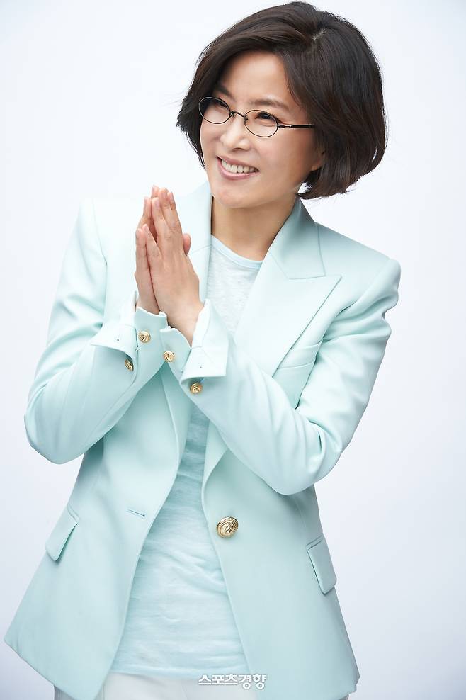 약 4년 만에 신곡을 발표하는 가수 이선희. 경향신문 자료사진