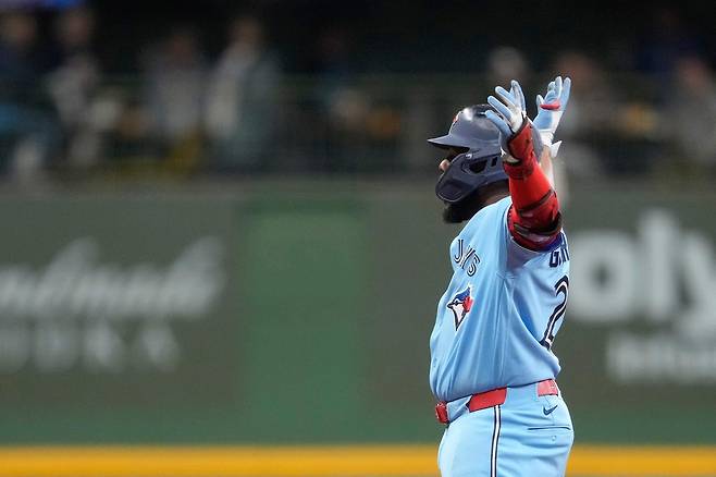 토론토 블라디미르 게레로 주니어가 15일 밀워키전에서 연장 10회초 적시 2루타를 날린 뒤 기뻐하고 있다. AFP연합뉴스