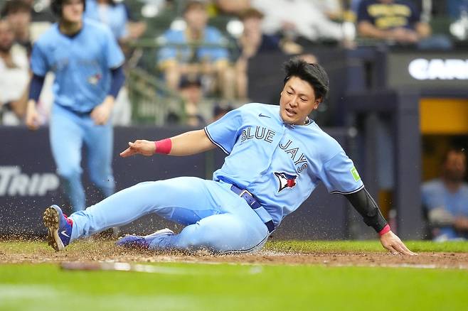 토론토 오카모토가 15일 밀워키전에서 9회초 홈에서 슬라이딩하며 세이프되고 있다. Imagn Images연합뉴스