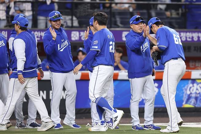 박진만 삼성 감독이 지난 14일 대전 한화전에서 역전승을 거둔 뒤 선수들을 격려하고 있다. 삼성라이온즈 제공