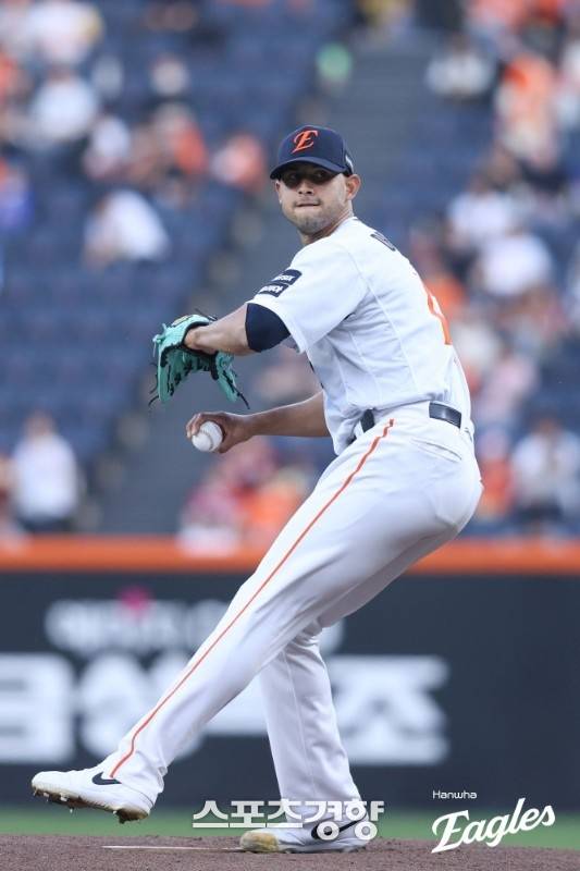 한화 윌켈 에르난데스가 15일 대전 한화생명볼파크에서 열린 삼성과의 홈 경기에 선발 등판해 역투하고 있다. 한화이글스 제공
