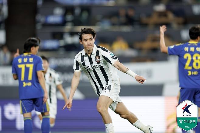 ▲ 15일 울산 문수축구경기장에서 하나은행 K리그 2026 2라운드 순연 경기가 열렸다. 서울이 전반에만 3골을 터뜨린 끝에 울산을 4-1로 꺾고 10년간 이어오던 울산 원정 징크스를 날려버렸다. ⓒ 한국프로축구연맹
