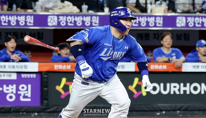 삼성 라이온즈 최형우가 14일 대전한화생명볼파크에서 열린 2026 KBO리그 한화 이글스전 7회초 무사 1루에서 2600번째 안타를 만들어내고 있다. /사진=강영조 선임기자