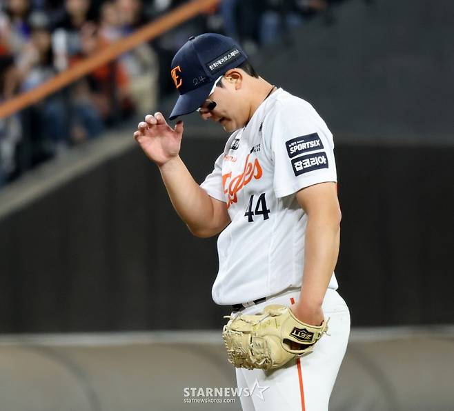한화 이글스 김서현이 14일 대전 한화생명볼파크에서 열린 2026 신한 SOL KBO리그 삼성 라이온즈와 홈경기 밀어내기로 실점 후 아쉬워하고 있다. /사진=강영조 선임기자