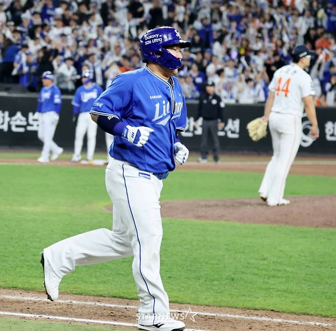 한화 이글스 김서현(오른쪽)이 14일 대전 한화생명볼파크에서 열린 2026 신한 SOL KBO리그 삼성 라이온즈와 홈경기 9회초 최형우에게 볼넷을 내주고 동점을 허용한 뒤 아쉬워하고 있다. /사진=강영조 선임기자