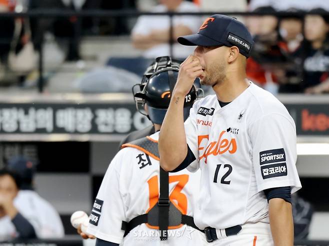 [한번에쓱] '1회초 타자일순에 7실점' 강판되는 에르난데스