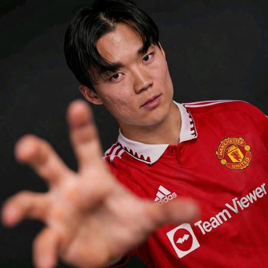 영국 매체 컷오프사이드는 14일(한국시간) 잉글리시 프리미어리그 명문 구단 맨체스터 유나이티드가 한국 국가대표 공격수 오현규(베식타시) 영입에 관심을 보이고 있다고 보도했다. 매체에 따르면 프리미어리그 구단 토트넘 홋스퍼도 오현규 상황을 예의주시하고 있다. 오현규는 지난 2월 튀르키예 명문 구단 중 하나인 베식타시에 입단한 후 10경기에서 7골 2도움을 올리며 맹활약하면서 유럽 빅클럽의 관심을 받고 있다. 합성사진