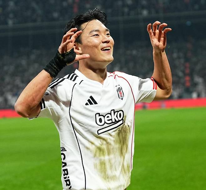 영국 매체 컷오프사이드는 14일(한국시간) 잉글리시 프리미어리그 명문 구단 맨체스터 유나이티드가 한국 국가대표 공격수 오현규(베식타시) 영입에 관심을 보이고 있다고 보도했다. 매체에 따르면 프리미어리그 구단 토트넘 홋스퍼도 오현규 상황을 예의주시하고 있다. 오현규는 지난 2월 튀르키예 명문 구단 중 하나인 베식타시에 입단한 후 10경기에서 7골 2도움을 올리며 맹활약하면서 유럽 빅클럽의 관심을 받고 있다. 베식타시 SNS