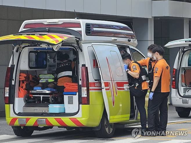 응급환자 이송으로 바쁜 119구급대원들 [연합뉴스 자료사진]