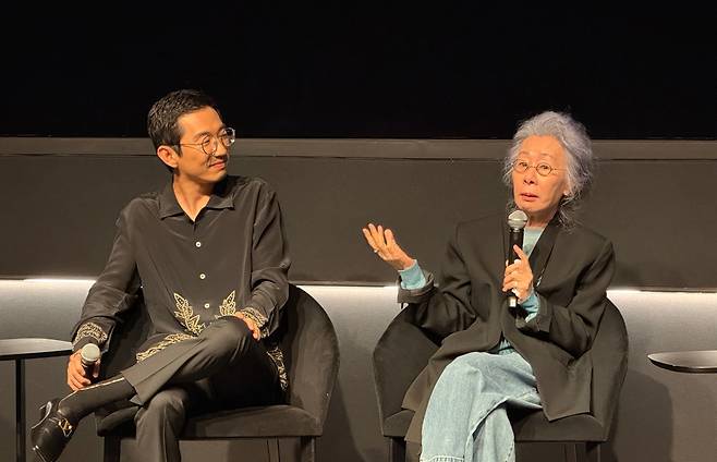 '성난사람들2' 사전 상영회 참석한 배우 윤여정 (워싱턴=연합뉴스) 이유미 특파원 = 14일(현지시간) 미국 워싱턴DC의 미국영화협회(MPA)에서 열린 넷플릭스 TV 시리즈 '성난 사람들' 시즌 2 사전 상영회에서 윤여정 배우가 발언하고 있다. 2026.4.14