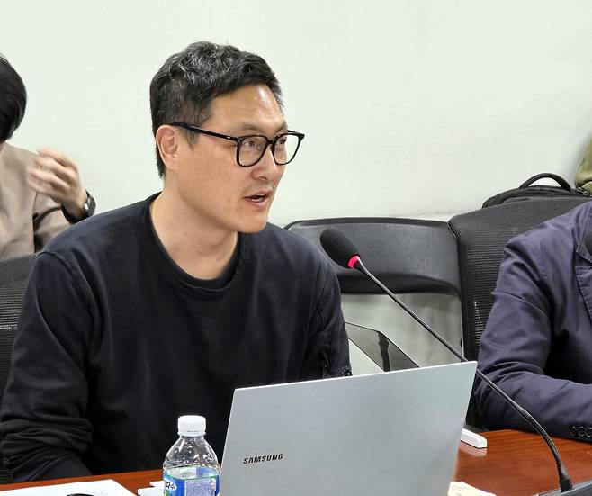 게임업계 종사자 설문 결과 발표하는 김상호 넥슨 노조 지회장     (서울=연합뉴스) 김주환 기자 = 15일 더불어민주당 게임특위 주최로 국회의원회관에서 열린 'AI 시대의 K-게임, 노동자에게 길을 묻다' 간담회에서 김상호 넥슨 노조 지회장이 설문조사 결과를 발표하고 있다. 2026.4.15 jujuk@yna.co.kr