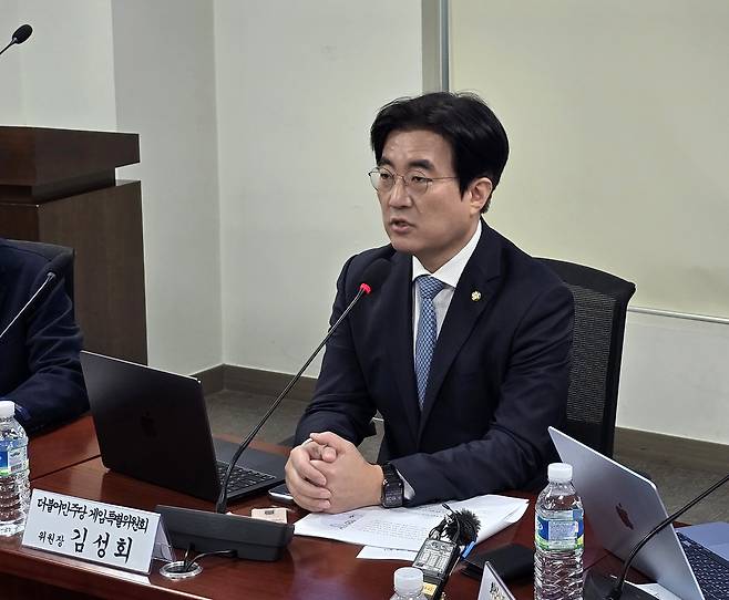 인사하는 더불어민주당 게임특위 김성회 위원장     (서울=연합뉴스) 김주환 기자 = 15일 더불어민주당 게임특위 주최로 국회의원회관에서 열린 'AI 시대의 K-게임, 노동자에게 길을 묻다' 간담회에서 더불어민주당 게임특위 위원장을 맡은 김성회 의원이 인사하고 있다. 2026.4.15 jujuk@yna.co.kr