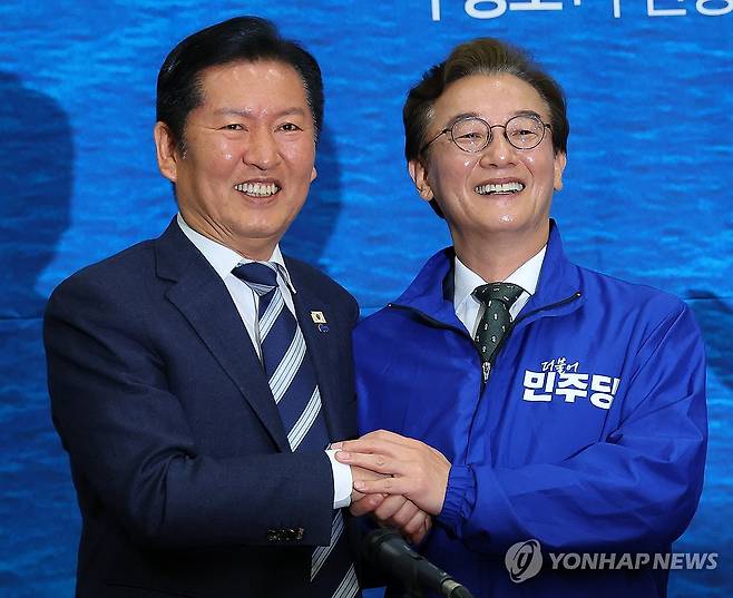 손 맞잡은 정청래·전재수 (부산=연합뉴스) 손형주 기자 = 더불어민주당 정청래 대표가 15일 오전 부산 동구 부산항국제전시컨벤션센터에서 열린 부산 현장 최고위원회에서 전재수 부산시장 후보와 손을 맞잡고 있다. 2026.4.15 handbrother@yna.co.kr