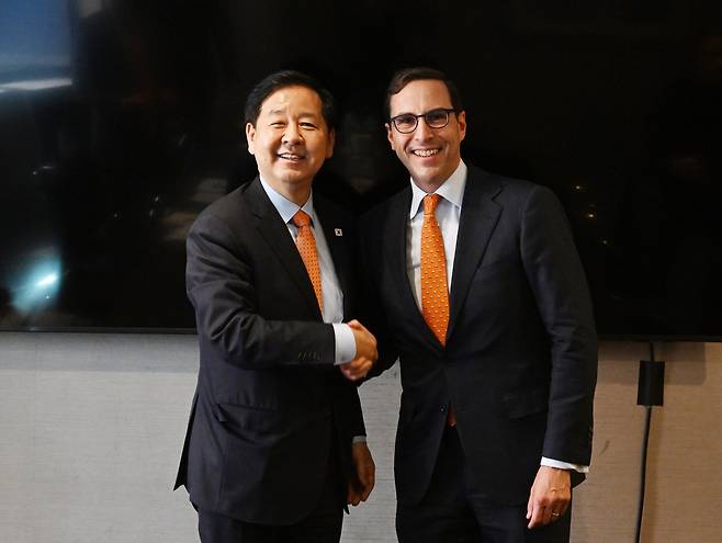블랙록 COO와 악수하는 구윤철 (뉴욕=연합뉴스) 구윤철 부총리 겸 재정경제부 장관이 14일(현지시간) 뉴욕에서 롭 골드스테인 블랙록 최고운영책임자(COO)와 만나 악수하고 있다. [재정경제부 제공. DB 및 재판매 금지]