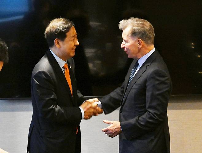 구윤철, 핌코 부회장과 면담 (뉴욕=연합뉴스) 구윤철 부총리 겸 재정경제부 장관이 14일(현지시간) 뉴욕에서 존 스터진스키 핌코 부회장과 면담하기 전 악수하고 있다. [재정경제부 제공. DB 및 재판매 금지]