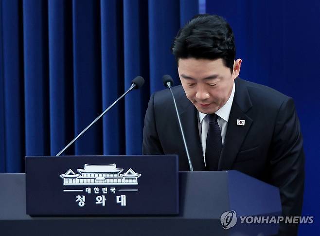 인사하는 강훈식 비서실장 (서울=연합뉴스) 한상균 기자 = 강훈식 비서실장이 15일 청와대 기자회견장에서 전략경제협력 대통령특사 활동 결과 관련 브리핑에 앞서 인사하고 있다. 2026.4.15 xyz@yna.co.kr