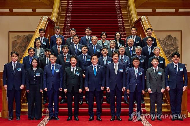 이재명 대통령, 규제합리화위원회 첫 회의 주재 (서울=연합뉴스) 이재명 대통령이 15일 청와대에서 규제합리화위원회 제1차 전체회의 참석자들과 기념 촬영을 하고 있다. 2026.4.15 [청와대 제공. 재판매 및 DB 금지] photo@yna.co.kr