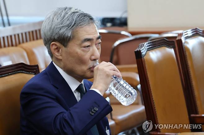 물 마시는 신현송 후보자 (서울=연합뉴스) 이동해 기자 = 신현송 한국은행 총재 후보자가 15일 국회 재정경제기획위원회에서 열린 인사청문회에 참석, 물을 마시고 있다. 2026.4.15 eastsea@yna.co.kr