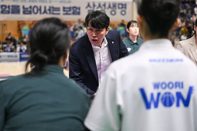 4월 3일 삼성생명과의 경기에서 작전지시하는 위성우 감독 [WKBL 제공. 재판매 및 DB 금지]