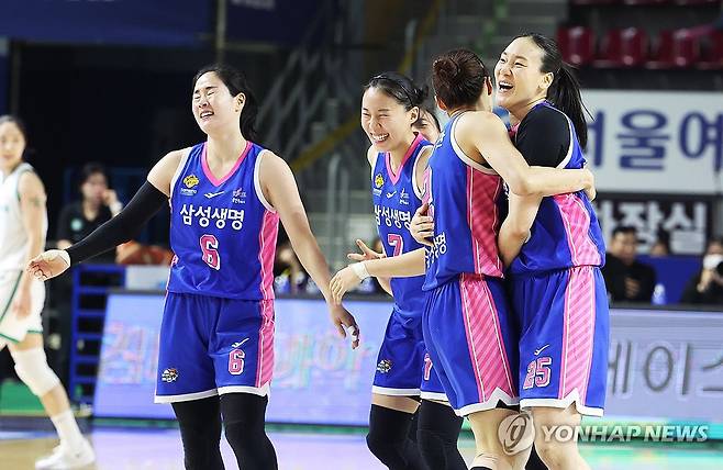 기뻐하는 삼성생명 선수들 (용인=연합뉴스) 홍기원 기자 = 15일 경기도 용인실내체육관에서 열린 여자프로농구 플레이오프 4차전 삼성생명 블루밍스와 하나은행의 경기. 득점에 성공한 삼성생명 선수들이 3쿼터 작전타임 때 벤치로 들어가며 기뻐하고 있다. 2026.4.15 xanadu@yna.co.kr