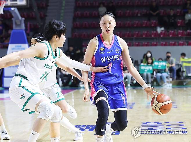 드리블하는 강유림 (용인=연합뉴스) 홍기원 기자 = 15일 경기도 용인실내체육관에서 열린 여자프로농구 플레이오프 4차전 삼성생명 블루밍스와 하나은행의 경기. 삼성생명 강유림이 드리블을 하고 있다. 2026.4.15 xanadu@yna.co.kr