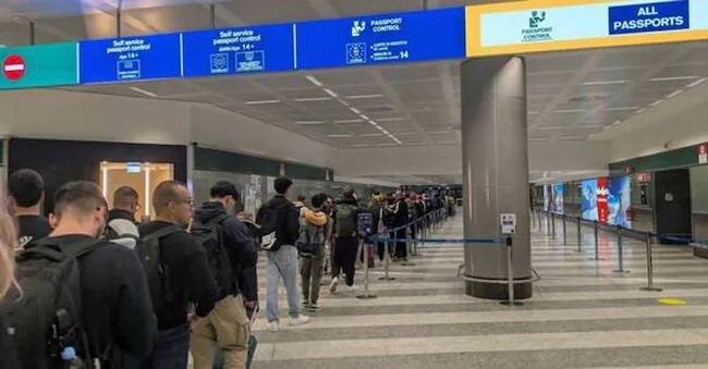EES 등록을 위해 이탈리아 밀라노 말펜사 공항에 늘어선 줄 [일간 일솔레 24오레 홈페이지. 재판매 및 DB 금지]