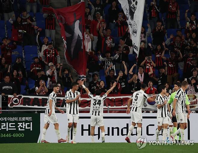 팬들과 환호하는 송민규 (울산=연합뉴스) 김용태 기자 = 15일 울산 문수축구경기장에서 열린 프로축구 하나은행 K리그1 2026 울산 HD와 FC서울의 경기에서 서울 송민규가 자신의 두 번째 골을 넣고 팬들을 향해 환호하고 있다. 2026.4.15 yongtae@yna.co.kr