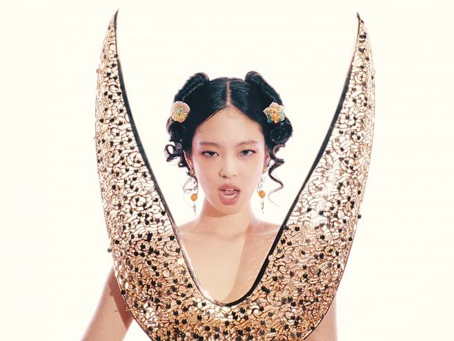 그룹 블랙핑크 제니가 미국 시사주간지 타임이 발표한 '올해 가장 영향력 있는 100인'(이하 '타임 100')에 선정된 유일한 한국인이 됐다.
사진=그룹 블랙핑크 제니 'ZEN' MV 캡처