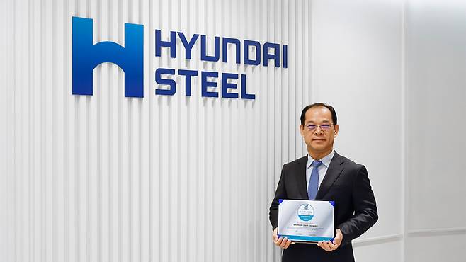 이보룡 현대제철 사장이 세계철강협회로부터 수상한 '2026 WSA 지속가능성 챔피언 인증서'를 들고 기념 촬영을 하고 있다. 사진=현대제철
