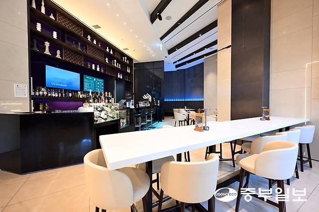 코트야드 메리어트 수원 호텔이 새단장을 마친 로비 라운지 'TLT(The Lake Tavern)'. 노민규기자